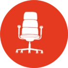 Icoon van een LoyalBrand witte bureaustoel met armleuningen op een rode cirkelvormige achtergrond. De stoel heeft een hoge rugleuning en staat op duurzame zwenkwielen, wat zowel stijl als comfort biedt.
