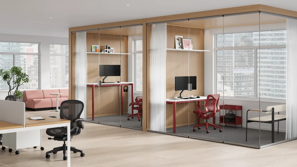 Moderne B2B-kantoorruimte met privékamers met glazen wanden, elk voorzien van een bureau, computermonitor, rode stoel en planken. De open ruimte heeft bureaus, stoelen en een roze bank. Grote ramen laten het stadslandschap buiten zien. Moderne B2B-kantoorruimte met privékamers met glazen wanden, elk voorzien van een bureau, computermonitor, rode stoel en planken. De open ruimte heeft bureaus, stoelen en een roze bank. Grote ramen laten het stadslandschap buiten zien.