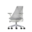 Een moderne ergonomische bureaustoel met een rugleuning van netbespanning, een zitting met kussens, verstelbare armleuningen en een metalen onderstel met vijf wielen, tegen een witte achtergrond.