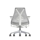 Een moderne ergonomische bureaustoel met een witte netrugleuning, armleuningen en een verchroomd onderstel met vijf wielen, gezien vanaf de voorkant.