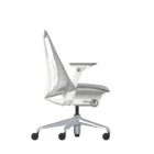 Zijaanzicht van een moderne ergonomische bureaustoel met een rugleuning van netstof, een zitting met kussens, verstelbare armleuningen en een onderstel met vijf wielen. De stoel is wit en grijs op een effen witte achtergrond.