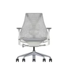 Een moderne ergonomische bureaustoel met een wit frame, grijze netrugleuning, verstelbare armleuningen en een onderstel met vijf wielen, gezien vanaf de voorkant.