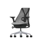 Een moderne ergonomische bureaustoel met een rug van zwart gaas, verstelbare armleuningen, een grijze zitting met kussens en een zilverkleurig onderstel met vijf zwarte wielen.