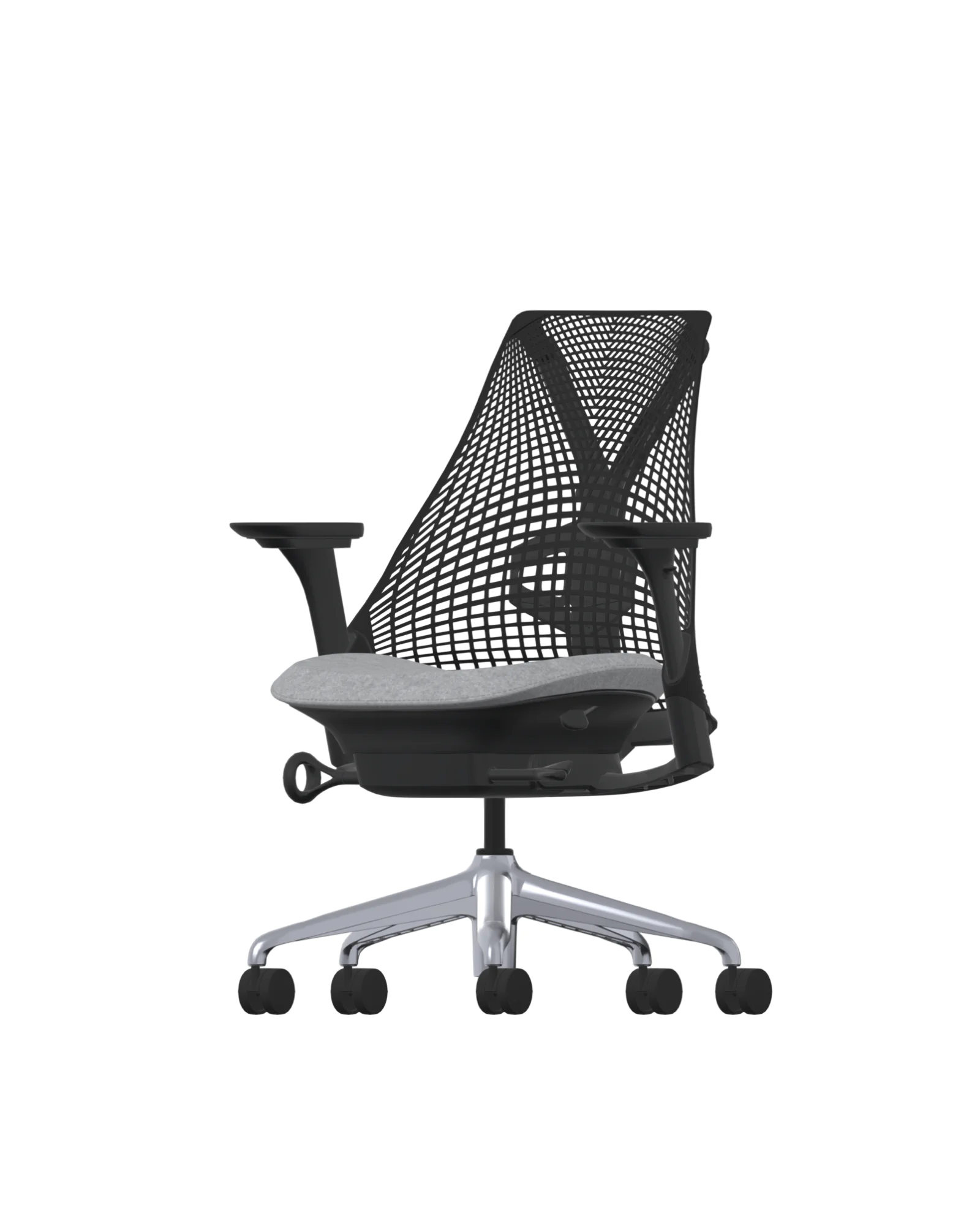 Een moderne ergonomische bureaustoel met een rug van zwart gaas, verstelbare armleuningen, een grijze zitting met kussens en een zilverkleurig onderstel met vijf zwarte wielen.