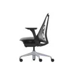 Een moderne ergonomische bureaustoel met een rugleuning van netbespanning, een zitting met kussens, verstelbare armleuningen en een metalen onderstel met vijf wielen, afgebeeld in zijaanzicht op een witte achtergrond.